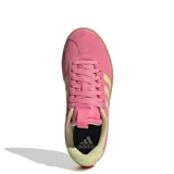 Championes Adidas VL Court 3.0 de gamuza rosa con detalles en amarillo pastel y suela color caramelo.