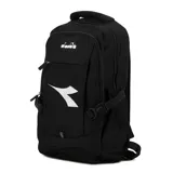 Mochila Diadora negra con logo blanco estampado en el frente. Cuenta con un compartimento principal con cierre, un bolsillo frontal con cierre, dos bolsillos laterales de malla y correas ajustables para los hombros.