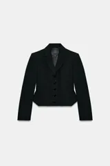 Blazer corta negra de la colección Zara Woman, con cuello solapa de muescas y manga larga. Presenta detalles de pespuntes marcados y forro interior a tono. Cierre frontal con botones.