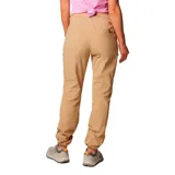 Pantalón de trekking color verde oliva, con cintura elástica, bolsillos laterales con cierre y puños ajustables. Confeccionado con tejido que repele la humedad y protege del sol.