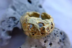 Anillo plateado con diseño irregular inspirado en los corales marinos.