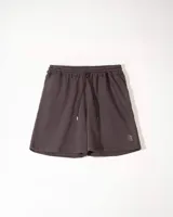 Bermuda de rustico liviano color marrón chocolate, con estampado frontal.