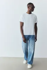 Remera blanca de corte estándar, con cuello redondo ribeteado y bajo recto. Confeccionada con tejido funcional COOLMAX®, una fibra de poliéster de secado rápido que elimina la humedad y regula la temperatura corporal.
