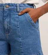 Short de jeans azul oscuro, de tiro alto y corte regular.