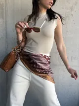 Musculosa beige de cuello alto y corte ajustado.
