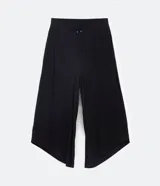 Pantalón negro de crepé, modelo pantacourt, con lazo en la cintura y bajo asimétrico.