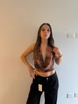 Top marrón con estampado abstracto, escote drapeado y espalda descubierta.