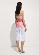 Top con estampado de cuadros en tonos rosa y naranja, con terminaciones de encaje blanco, tirantes finos y escote de pico.