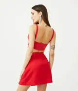 Blusa corta sin mangas color rojo, con escote en V y diseño tipo corset.