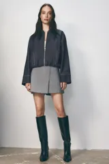 Falda pantalón gris de tiro alto con cierre lateral oculto.