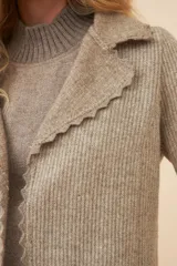 Chaqueta color crudo de lana fina sin teñir, de corte recto con cuello solapa y mangas 3/4.