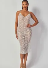 Vestido midi de encaje blanco con breteles finos y silueta ajustada.