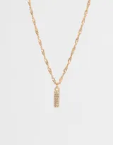Cadena corta dorada con dije rectangular cubierto de strass.