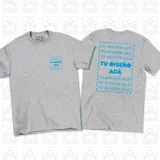 Remera negra de manga corta con estampado personalizado en el frente y la espalda con la frase "TU DISEÑO ACÁ" repetida varias veces.