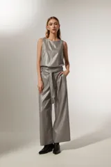 Pantalón ancho de tiro alto color beige metalizado, confeccionado en lino y viscosa, con lazo para ajustar en la cintura.