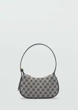 Bolso tipo baguette color beige con estampado de logos en marrón. Tiene asa corta ajustable, cierre de cremallera y forro interior.