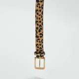 Cinturón delgado con estampado animal print y hebilla dorada.