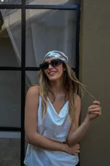 Lentes de sol rectangulares con marco de carey.