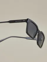 Lentes de sol cuadrados con montura gruesa color marrón y lentes polarizadas color negro. Marca Benson & Thomas, modelo Ian.