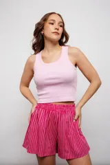 Musculosa corta de algodón color rosa claro, con cuello redondo y sisas anchas.