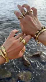 Brazalete rígido de bronce y alpaca maciza, con diseño orgánico irregular.