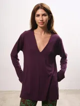 Remera negra de mangas largas con escote en V y tajos laterales.