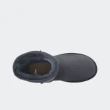 Botas UGG Classic Short II de gamuza color negro, con forro de piel de oveja y suela Treadlite by UGG™.