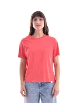Remera de algodón color salmón, de corte recto y mangas cortas.