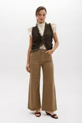 Pantalón jean wide leg de tiro alto, color azul denim, con ruedo desflecado y bolsillos delanteros y traseros.