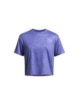 Remera deportiva Under Armour color fucsia con estampado floral en relieve y logo en el pecho.