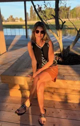 Minifalda marrón de cuero ovino italiano con estilo "roto".