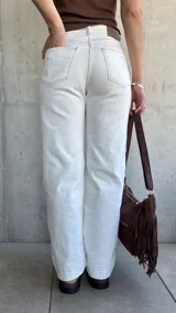 Pantalón jean color natural, de corte recto y pierna ancha.