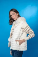 Chaleco acolchado color beige con cierre frontal y cuello alto.
