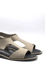 Sandalia plana color gris con tiras anchas de neopreno y detalles en cuero.