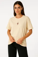 Remera negra de algodón con estampado de un corazón rojo con rosas amarillas y texto en estilo tatuaje old school.