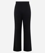 Pantalón de vestir de corte recto, color gris oscuro con finas rayas verticales (raya de tiza). Presenta pliegues frontales y tiro alto.