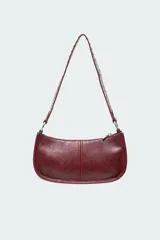 Bolso bandolera negro de cuero sintético con tachas plateadas en las correas.