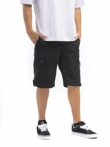 Bermuda negra de estilo cargo, con corte clásico y confeccionada en una mezcla de nylon y spandex. Presenta bolsillos laterales y traseros, incluyendo bolsillos cargo en los muslos, uno con cierre y otro con botón.