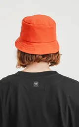 Gorro tipo bucket color naranja con logo bordado en negro.
