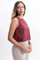 Blusa color borgoña, estilo musculosa, de corte crop y escote redondo.