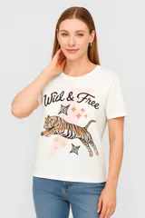 Remera blanca de algodón con estampado de un tigre y la frase "Wild & Free".