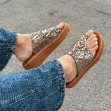 Sandalias marrones con estampado de piel de serpiente, suela plana y plataforma.