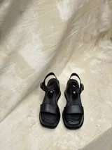 Sandalias con plataforma de gamuza color marrón y tiras de cuero sintético plateado.