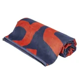 Toalla de playa rectangular azul marino con logo de Havaianas en rojo.