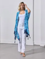 Kimono tejido con estampado de hojas azules, mangas amplias estilo japonés y terminación de ruedo con borlas.