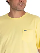 Remera celeste de algodón orgánico, corte regular fit, con cuello redondo y bolsillo en el pecho con logo bordado de la marca.