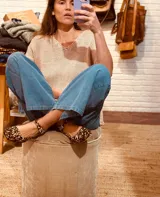 Pantalón de jean celeste de corte ancho, con bordado en el bolsillo trasero.