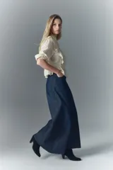 Jean oxford de tiro alto y pata ultra ancha confeccionado en denim confort con lavado azul oscuro. Presenta bordado de alas en los bolsillos traseros y forrería estampada con el logo de la marca.