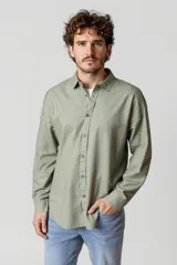 Camisa blanca de manga larga con cuello clásico y cierre frontal con botones.
