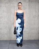 Vestido largo de breteles finos, color azul marino con estampado de flores blancas.